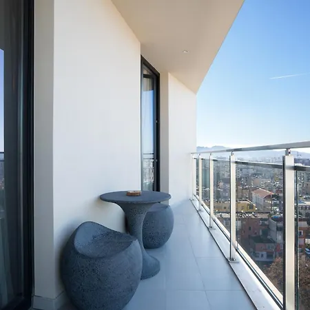 Ee Homes - Curated Design & Skyline Views