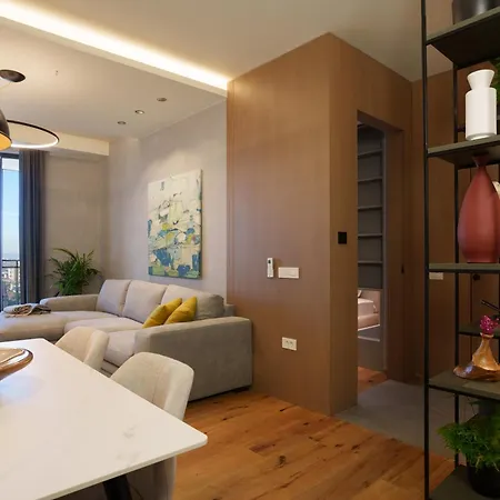 Ee Homes - Curated Design & Skyline Views