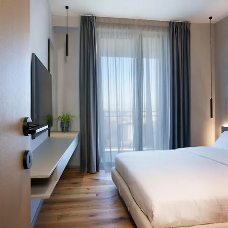 Ee Homes - Curated Design & Skyline Views