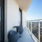 Ee Homes - Curated Design & Skyline Views