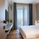 Ee Homes - Curated Design & Skyline Views